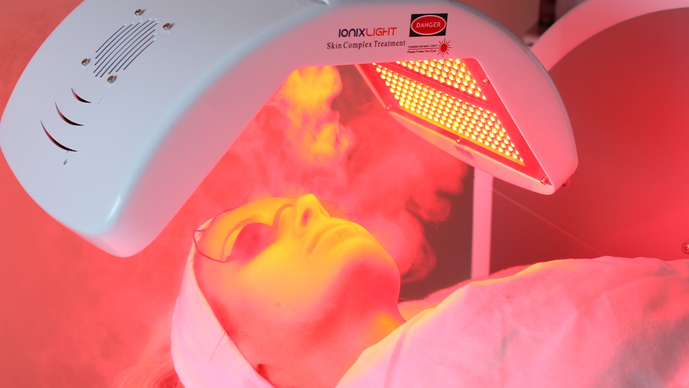 oxylight ionixlight treatment in progress to show delicious pampering of this anti-aging rejuvenation treatment at vively body science